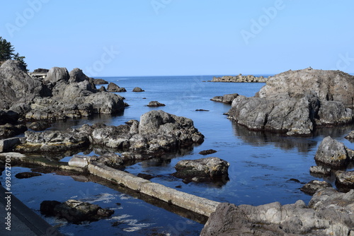 加茂海岸周辺の風景 ／ 山形県庄内浜の加茂海岸には、天然の良港として発展した加茂港、県立加茂水産高等学校、県水産試験場が立地しており、山形県の海洋研究・海洋教育の拠点としての役割も担っています。また、山形県内唯一の水族館である鶴岡市立加茂水族館があり、世界一多くの種類の「くらげ」を展示する水族館として、ギネス世界記録に認定されています。 photo