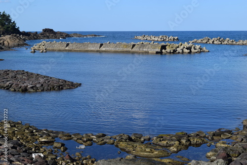 加茂海岸周辺の風景 ／ 山形県庄内浜の加茂海岸には、天然の良港として発展した加茂港、県立加茂水産高等学校、県水産試験場が立地しており、山形県の海洋研究・海洋教育の拠点としての役割も担っています。また、山形県内唯一の水族館である鶴岡市立加茂水族館があり、世界一多くの種類の「くらげ」を展示する水族館として、ギネス世界記録に認定されています。 photo