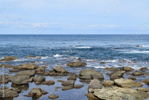 加茂海岸周辺の風景 ／ 山形県庄内浜の加茂海岸には、天然の良港として発展した加茂港、県立加茂水産高等学校、県水産試験場が立地しており、山形県の海洋研究・海洋教育の拠点としての役割も担っています。また、山形県内唯一の水族館である鶴岡市立加茂水族館があり、世界一多くの種類の「くらげ」を展示する水族館として、ギネス世界記録に認定されています。 photo