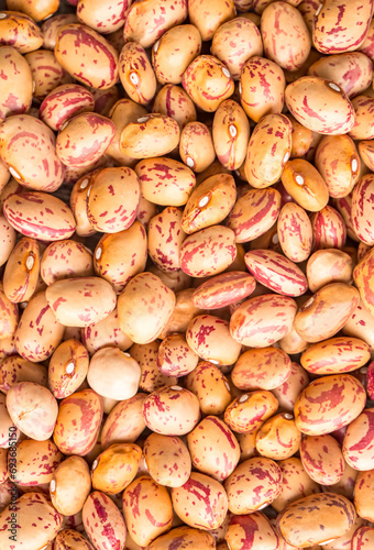 Dry kidney beans on the whi...