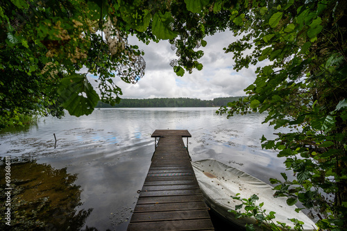 Drewniany pomost nad jeziorem na wprost