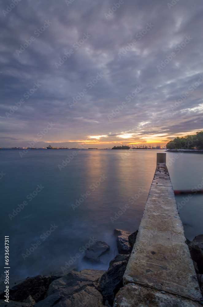 Obraz premium Sunset in Singapore Sentosa Island with Singapore sthraight in Background.