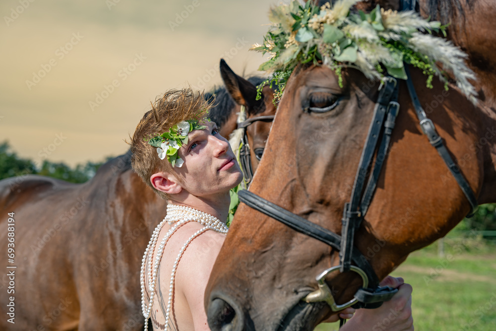 Homme avec des colliers de perles avec des chevaux - obrazy, fototapety, plakaty 