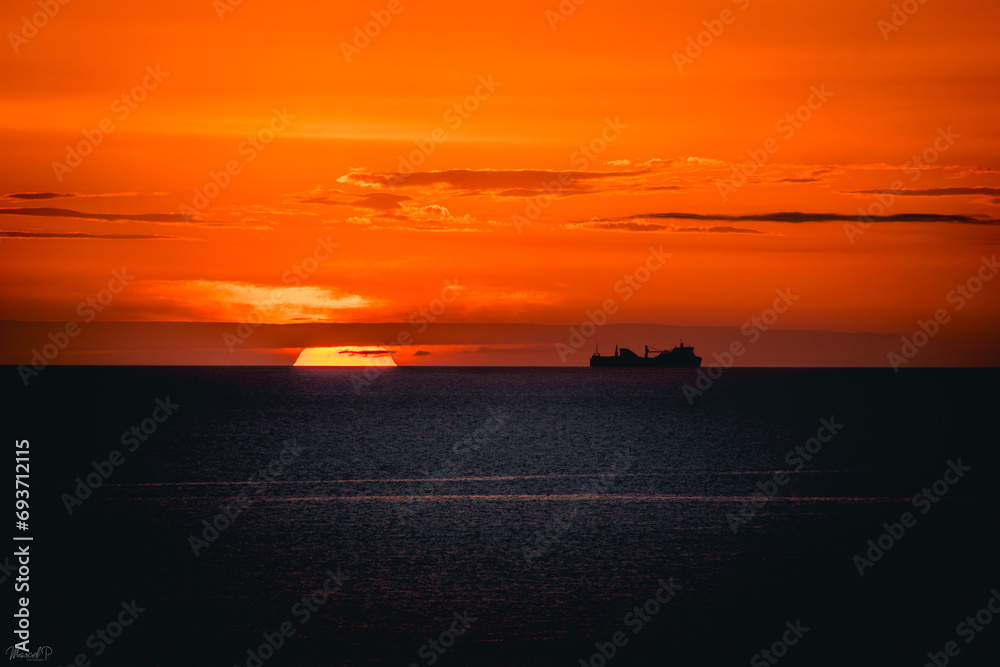 Schiff vor angehender Sonne
Faro Capo Ferro, Sardinia