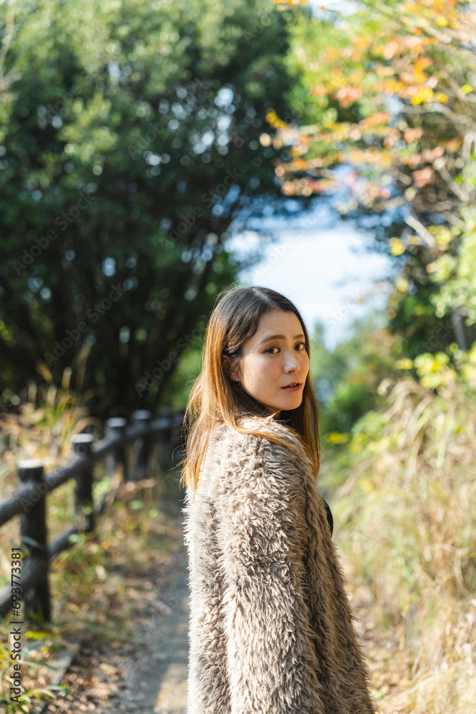 森を散策する女性 森を散策する女性