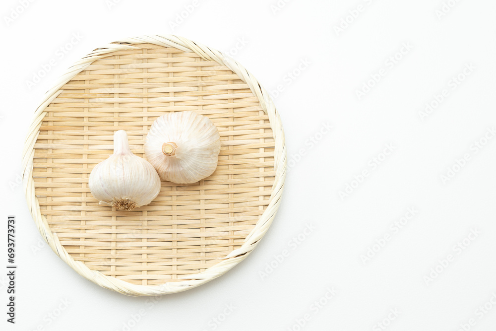 白背景にニンニク 白背景にニンニク