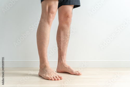 男性のムダ毛・脱毛・剃毛のイメージ（脱毛した脚としていない脚）
 photo
