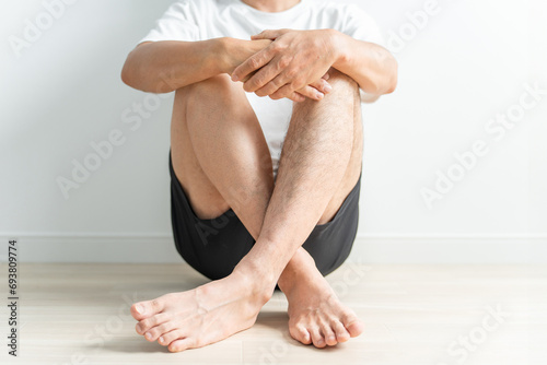 男性のムダ毛・脱毛・剃毛のイメージ（脱毛した脚としていない脚） 