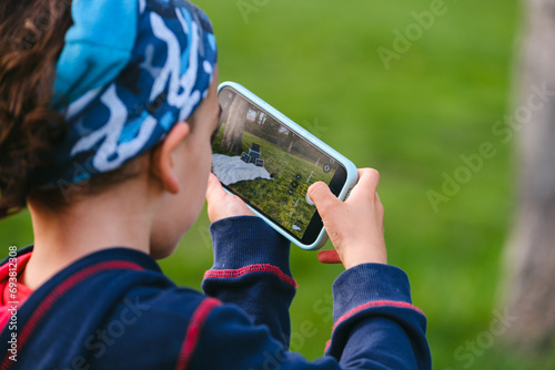 Niño pequeño haciendo foto con un smart phone. Educación sin pantallas. 
