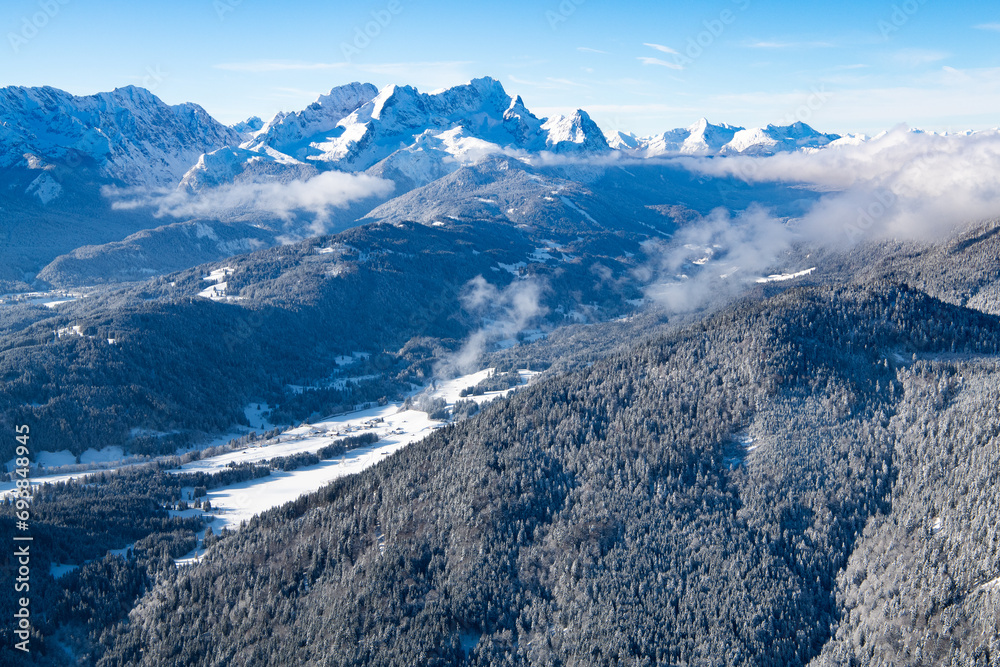Blick  aus 3000 Meter Höhe auf die 2962 Meter hohe Zugspitze - Impression während  einer Ballonfahrt
