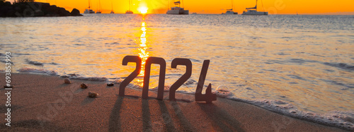 Panorama d'un lever de soleil sur une plage des Caraïbes et les chiffres 2024. Bonne année 2024 sur une plage tropicale. 