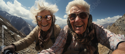 Älteres Ehepaar beim aktiven Naturerlebnis