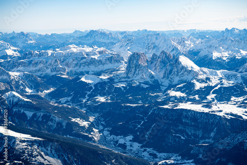 Luftbild aus 5000 Meter Höhe aus dem Heißluftballon -  Blick auf den Langkofel, die Sella und Marmolata, das Grödener Joch, Wolkenstein in Gröden,  Sankt Ulrich in Gröden und Sankt Christina in Gröden