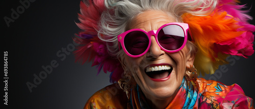 Stilvolle Ältere: Buntes Neon-Outfit und lustige Sonnenbrille