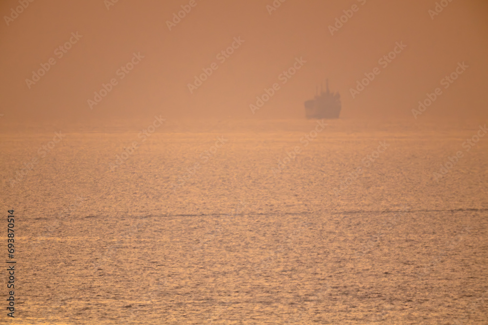 朝焼けの海と遠くの船影20231121-2