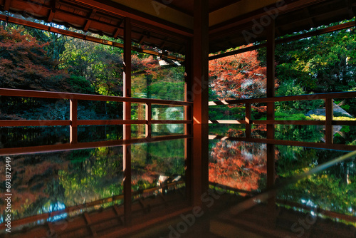 滋賀県大津市の旧竹林院庭園の映り込み