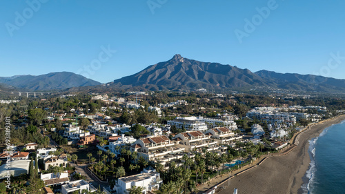 vista aérea de la bonita playa de puerto Banús en Marbella, Andalucía