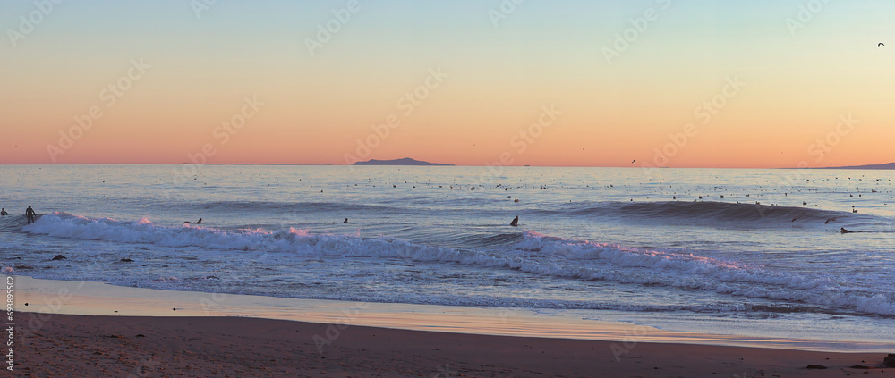 Obraz premium Enjoying a fall surfing day at Rincon Point in California at sunset