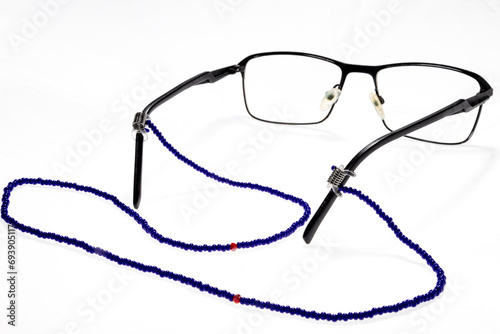 Óculos de grau com cordão feito de pedras de cor azul. photo