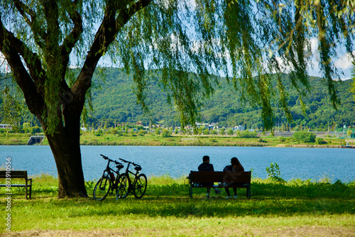 Cyclists Resting Under Willow Tree by Han River © koreabybike