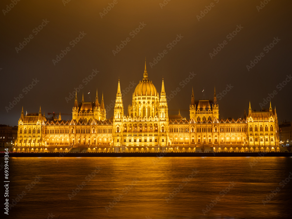 Obraz premium Hungarian parliament building at night