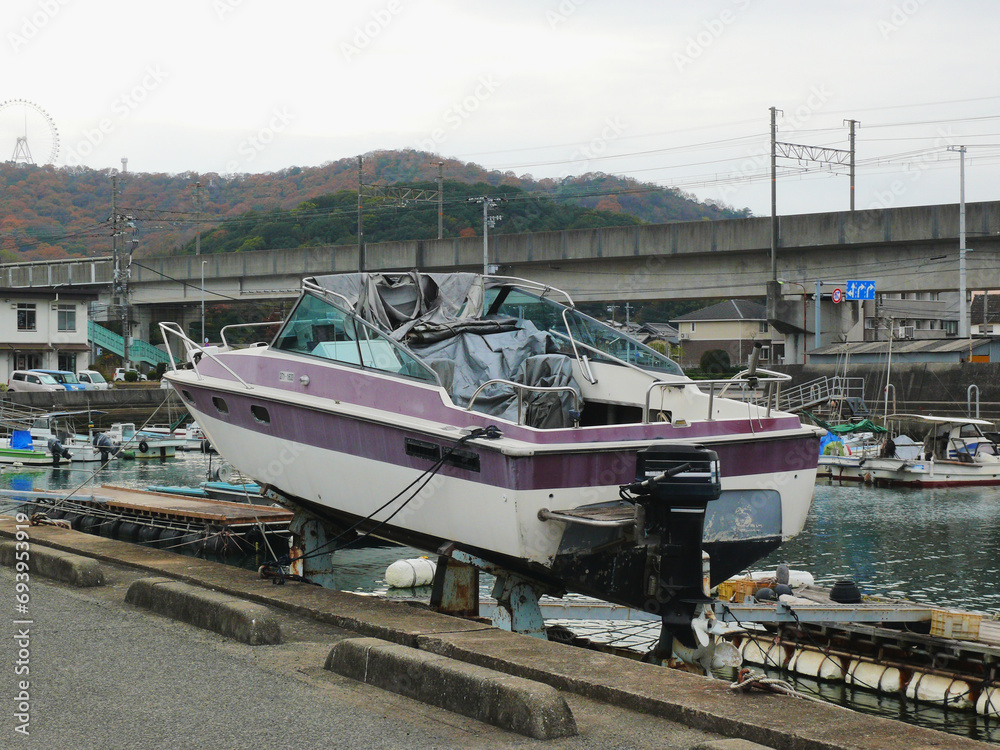 Fototapeta premium 堤防に固定されたボート。 瀬戸内海沿岸の漁村の風景。