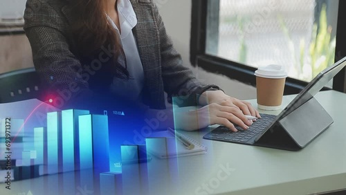 Mujer de negocios trabjando en su laptop mientra toma su café analiza gráfico de barras que muestran una evolución. Precios, cotizaciones, inversiones, ventas. photo