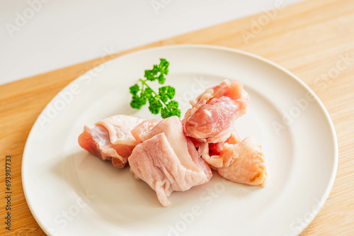 皿の上の鶏モモ肉