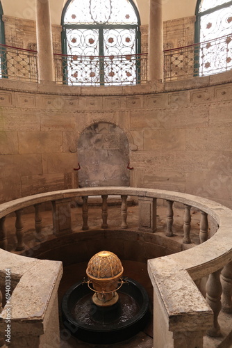 Blick auf den Kurbrunnen im Kurpark von Bad Nauheim in Hessen photo