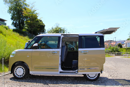スライドドアが開いた軽自動車 photo