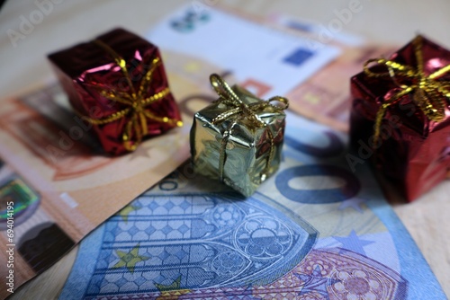 Banconote in euro e pacchi regali, sfondo con presentazione delle banconote in euro. photo