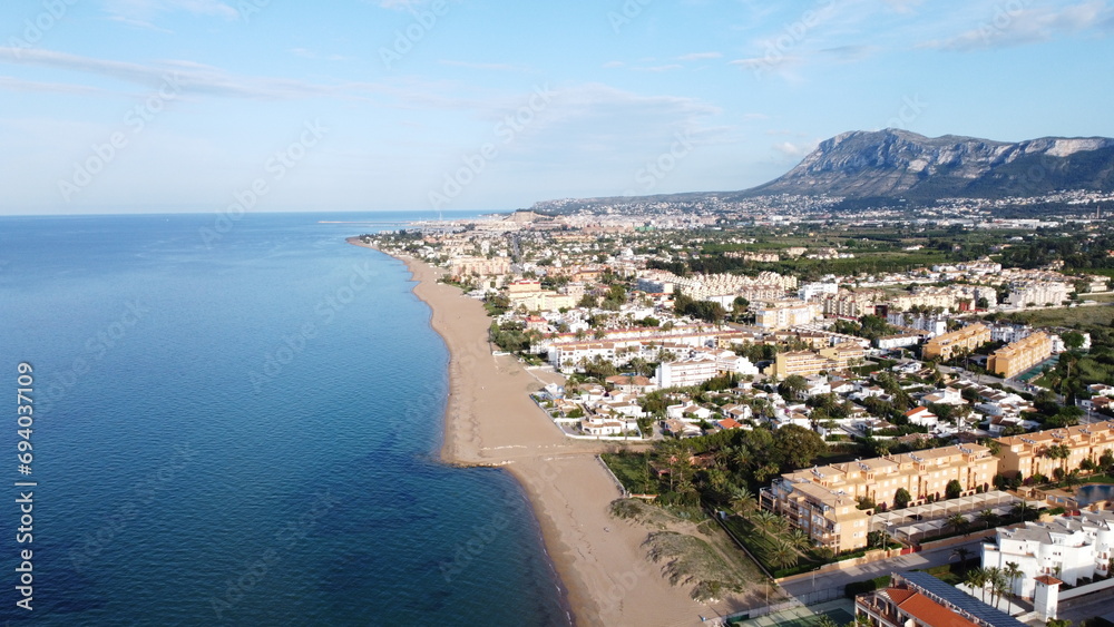 vista aerea de Denia, catalunia, españa, desde la playa con un drone mostrando el mar mediterraneo y la ciudad