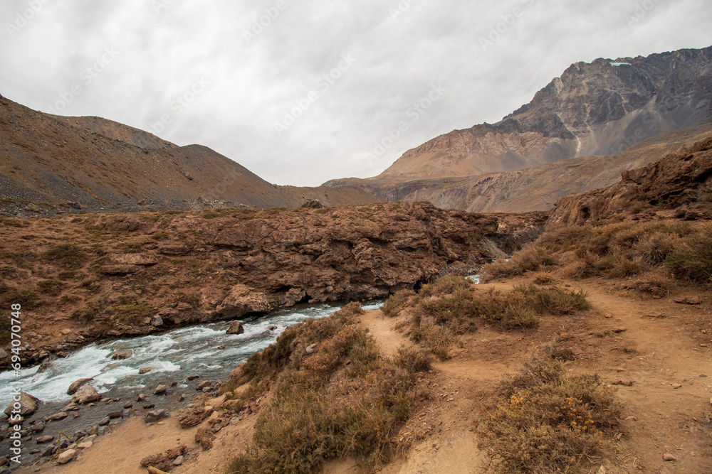 rio cortando os Andes em Cajón del Maipo e Embalse El Yeso, Chile, Santiago, Chile