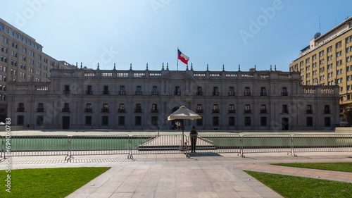  casa da moeda e a  bandeira do Chile ao vento na Praça da Cidadania, Santiago , Chile