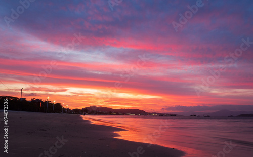 p  r-do-sol na praia tropical da Cachoeira do Bom Jesus Canasvieiras Florianopolis Santa Catarina Brasil Florian  polis