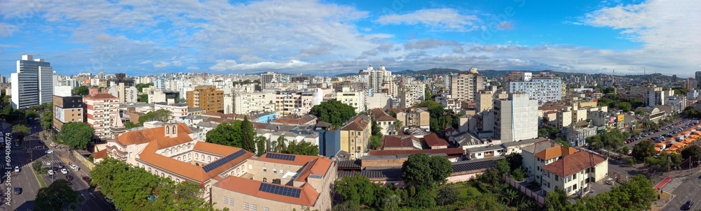 céu azul com nuvens e o panorama da cidade de Porto Alegre Rio Grande do Sul Brasil