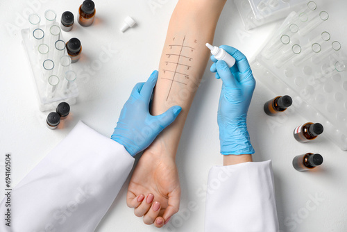 Εκτύπωση καμβά Doctor doing skin allergy test at light table, top view