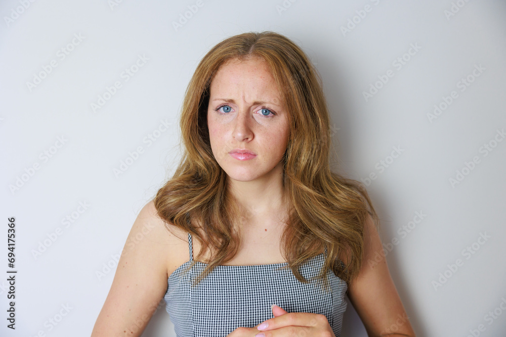 疑いの表情を向ける白人女性 疑いの表情を向ける白人女性