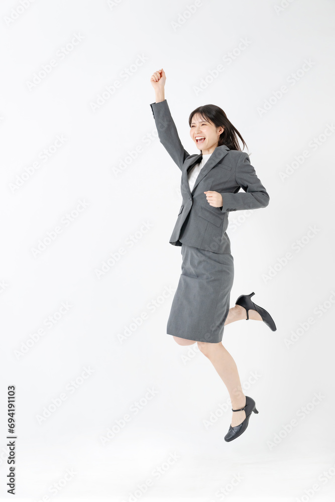 ジャンプする女性 ジャンプする女性