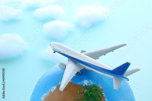 
タイトル	飛行機とスーツケースと雲の模型を使った青い背景の海外旅行のイメージ