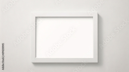 Weißes Rahmenmodell im Innenraum auf weißem Wandhintergrund. Vorlagenrahmen für Text. Poster-Attrappe. Rechteckiges Wandbild oder Fotorahmen-Attrappe 
