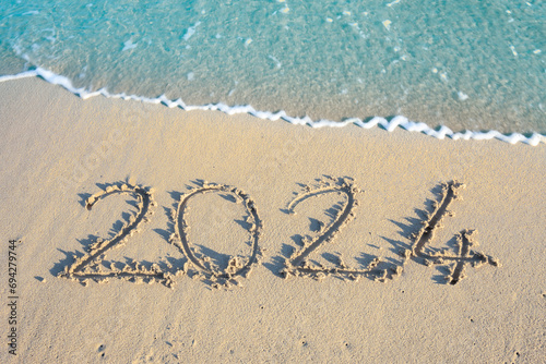 2024 an an einem Strand in Sand geschrieben