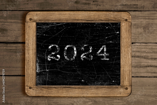 Jahrszah 2024 auf einem Schwarzen Holzbrett