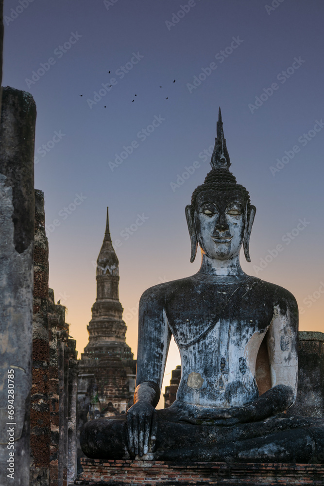 Obraz premium Stone buddha at Wat Mahathat in Sukhothai Historical Park.