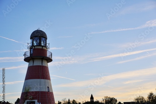 夕暮れの灯台