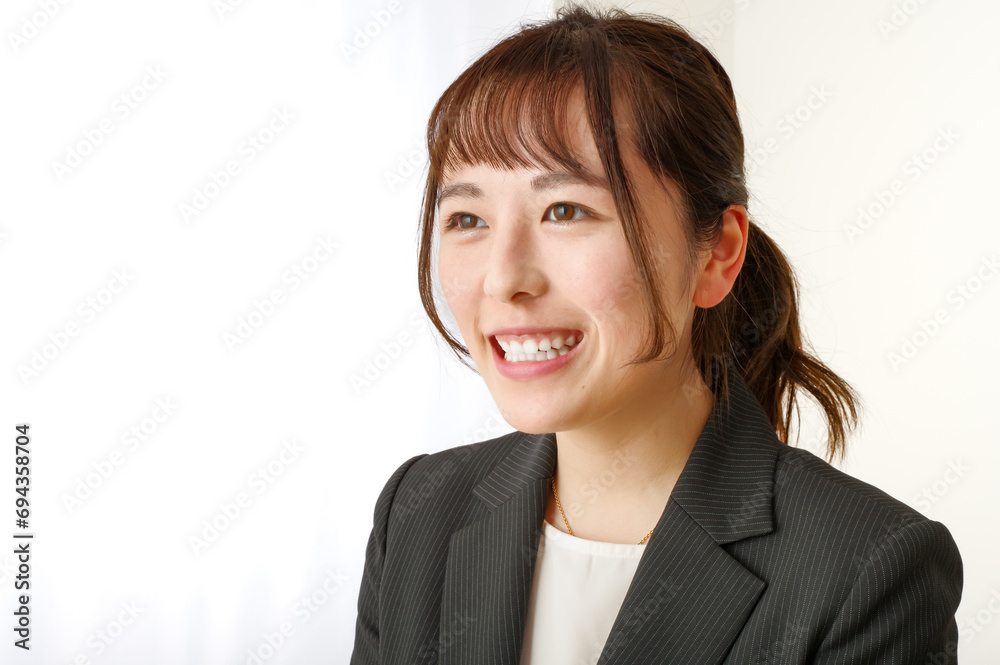 会話をするビジネスウーマン 会話をするビジネスウーマン