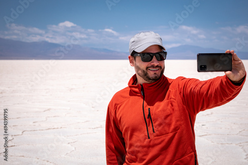 Turista tomándose una selfie en las Salinas Grandes, de la Provincia de Jujuy, Argentina	 photo