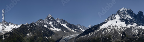 Panoramique secteur chamonix et Mont blanc avec sommets pointus et vallée glacière