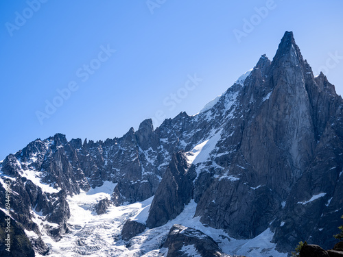 aiguilles acérées à Chamonix, secteur massif du Mont Blanc, avec neige et ciel bleu photo