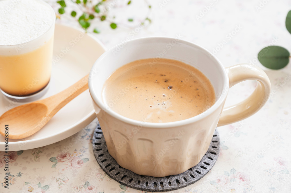 Obraz premium ティータイムのコーヒーとデザート